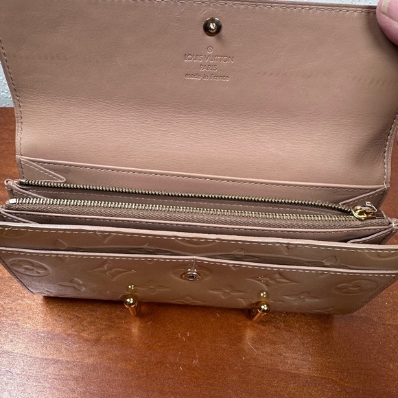 Authentic Louis Vuitton Vernis Porte
Long Bifold Wallet - Picture 8 of 14